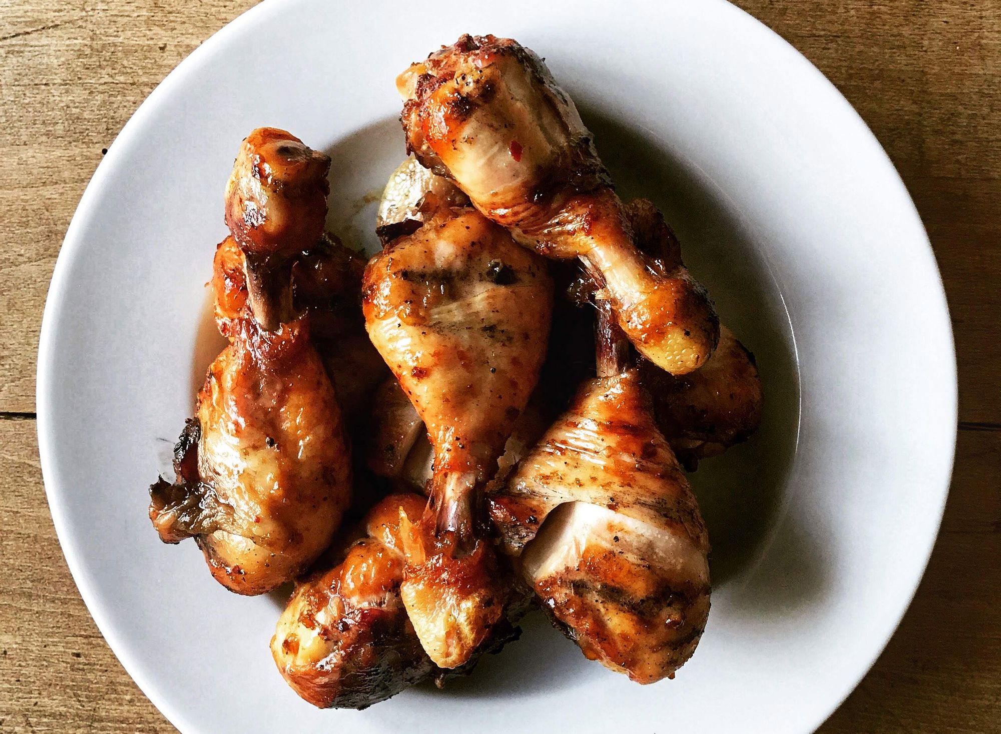 HäHnchen Drumsticks Mit Walnuss Panade Und Tomaten Avocado Mais Salat ...