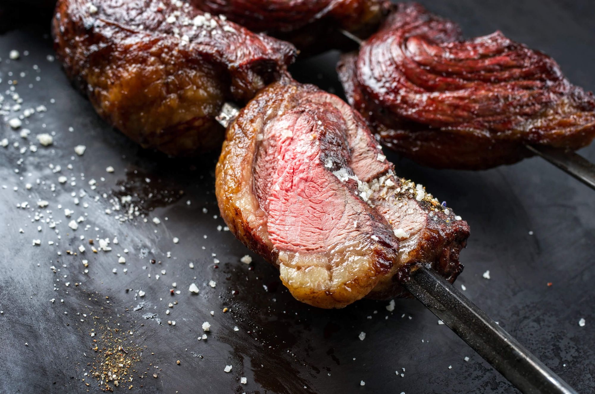 Sous-Vide Tafelspitz (Picanha) Steaks auf gegrilltem Salat mit Pimientos de Padrón