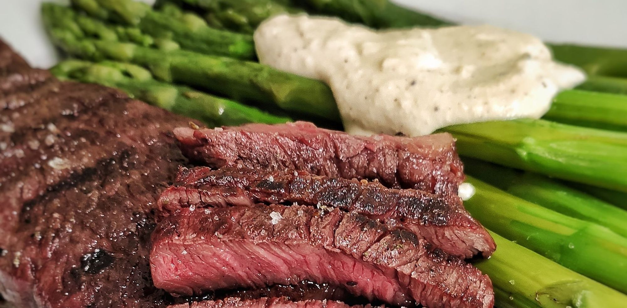 Denver Steak mit grünem Spargel und Faux-Hollandaise