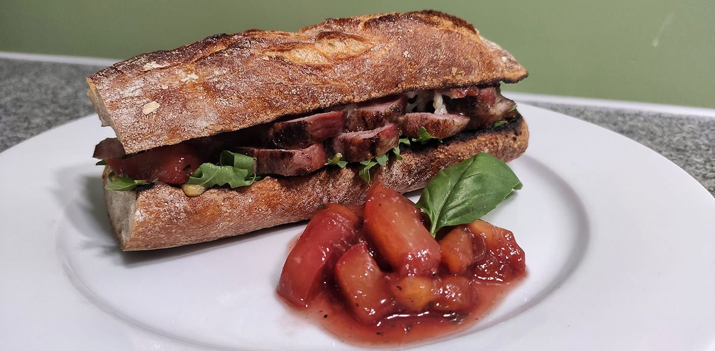 Schweinesteak Sandwich mit Pfirsich-Basilikum Chutney