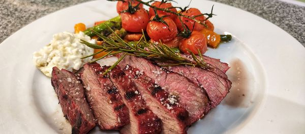 Sirloin Steak mit Grillgemüse und Auberginen-Feta Crème